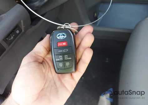 2024 Toyota Sienna Xle z USA, uszkodzony, nr VIN 5TDYRKECXRS208095